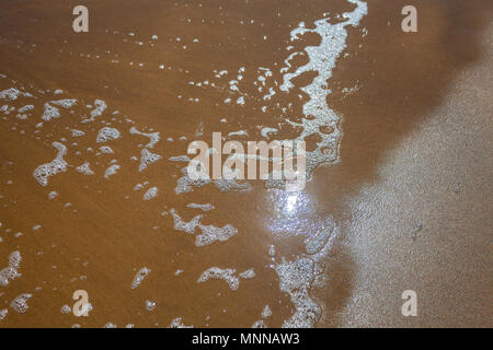 Reflexionen der Sonne auf die Küste Meer Wasser von einem Sandstrand, Bibione, Veneto, Italien Stockfoto