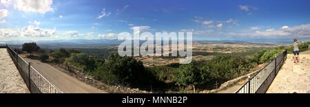Luftaufnahme von Santuari De Curaoutdoors und eine Frau, die mit dem Fernglas schaut das Tal Stockfoto