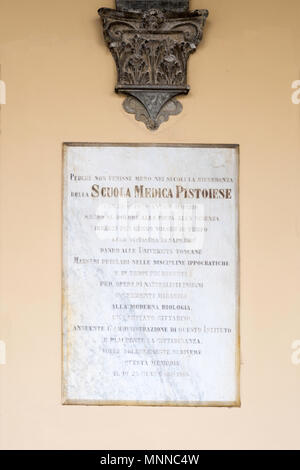 Eine Gedenktafel an der Wand des Lospedale del Ceppo, dating von 1906, im Zusammenhang mit der medizinischen Schule, Pistoia Pistoia, Toskana, Italien, Europa Stockfoto