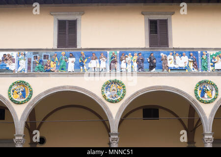 Keramik Fries zeigt die Sieben Werke der Barmherzigkeit außerhalb der mittelalterlichen Krankenhaus Ospedale del Ceppo, Pistoia, Toskana, Italien, Europa Stockfoto