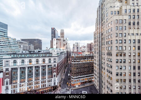 New York City, USA, 6. April 2018: Luftaufnahme des urbanen Stadtlandschaft, Skyline, Dachterrasse Gebäude Wolkenkratzer in New York Herald Square in Midtown mit Macy's Sto Stockfoto