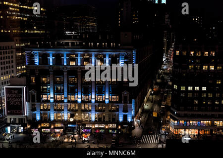 New York City, USA, 6. April 2018: Luftaufnahme des urbanen Stadtlandschaft, Skyline, Dachterrasse Gebäude Wolkenkratzer in New York Herald Square in Midtown mit Macy's Sto Stockfoto