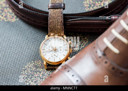 Herren Leder neue braune Schuhe, Vintage Retro Luxus gold Watch closeup noch Leben auf der Couch mit Gürtel, fertig, Hochzeit Bräutigam oder Interview Vorbereitung Stockfoto