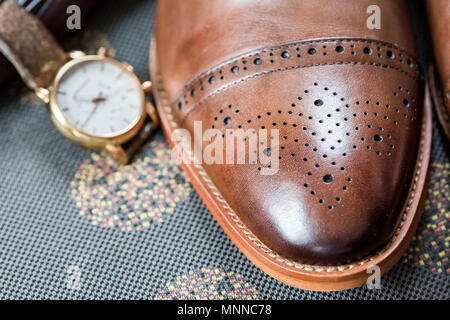 Leder Herren neue braune Schuhe closeup noch Leben auf der Couch mit Gürtel, fertig, Hochzeit Bräutigam oder Interview Vorbereitung Makro von Vintage Retro Luxur Stockfoto