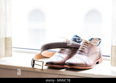 Leder Herren neue braune Schuhe closeup Stillleben mit blauen Tupfen Socken, beobachten Sie isoliert, Schnürsenkel Schnürsenkel gebunden, Hochzeit oder Vorbereitung auf das Bewerbungsgespräch, werden Stockfoto