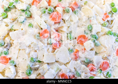 Traditionelle ukrainische oder russische Salat olivie, Olivier Makro Nahaufnahme flach Ansicht von Oben nach Unten mit Kartoffeln, Karotten, Mayonnaise, Erbsen, Dill Stockfoto