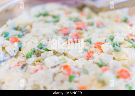 Traditionelle ukrainische oder russische Salat olivie, Olivier Makro Nahaufnahme mit Kartoffeln, Karotten, Mayonnaise, Erbsen, Dill Stockfoto