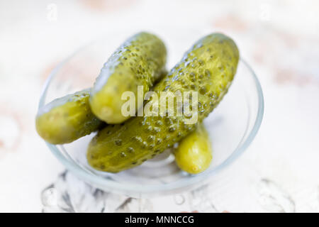 Makro Nahaufnahme des traditionellen Russischen oder Ukrainischen saftige koschere Jüdische grüne Gurken in der Schüssel als Vorspeise, Beilage auf Tisch Stockfoto