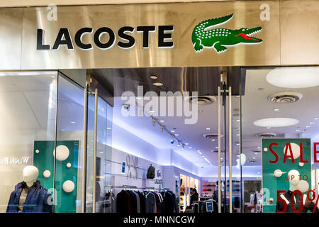 Tysons, USA - 26. Januar 2018: Lacoste Store anmelden Eingang shop Alligator Logo in Tysons Corner Mall in Fairfax, Virginia von Mclean Stockfoto