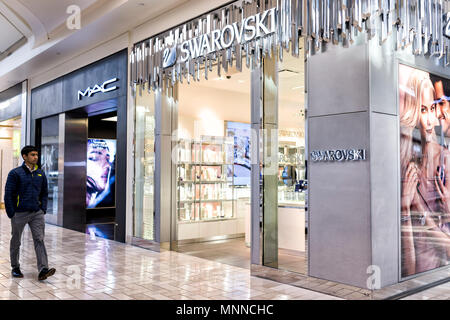 Tysons, USA - 26. Januar 2018: Swarovski closeup Store anmelden Eingang shopping in Tysons Corner Mall in Fairfax, Virginia von Mclean, Swan logo, MAC Stockfoto