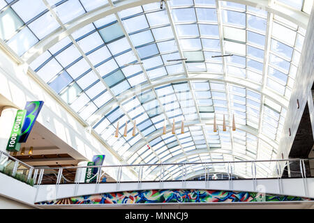 Tysons, USA - 26. Januar 2018: Architektur in Tysons Corner Mall in Fairfax, Virginia von Mclean, zeitgemäß moderne Kronleuchter hängen Stockfoto