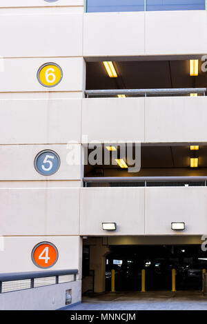 Einzelhandel Kaufhaus mall Parkplatz Garage vertikale Ansicht mit bunten Farbe codierte Zahlen für Story level, Autos, Brücke Passage zu hohen Gebäude Stockfoto