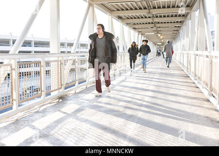 Tysons, USA - 26. Januar 2018: Tyson's Corner Mall U-Bahn U-Bahn Station in Fairfax, Virginia von Mclean, Gehweg Brücke, Menschen zu Fuß von Pendeln Stockfoto