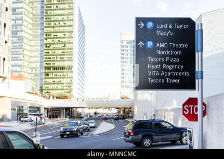 Tysons, USA - 26. Januar 2018: Architektur außen Tysons Corner Mall in Fairfax, Virginia von Mclean, Nahaufnahme von store Zeichen Stockfoto