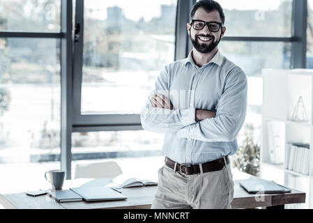 Sicher angenehm Arbeiter stehen und halten die Hände gekreuzt. Stockfoto