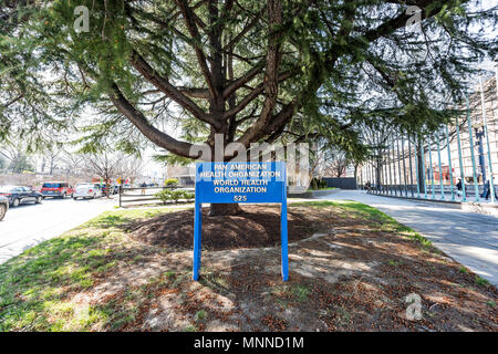 Washington DC, USA - April 5, 2018: Pan American World Health Organisation, Bürogebäude in der Hauptstadt der Vereinigten Staaten mit Vorzeichen Stockfoto