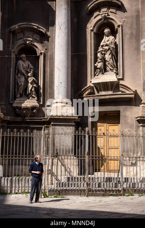 Palermo, Italien, 24. April 2018: Ein Mann steht vor XVII Jahrhundert St. Anna Kirche in Palermo, Sizilien. Stockfoto