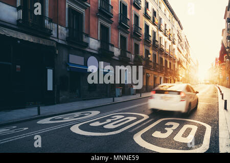 Madrid City Centre, alte Straße und Gebäude bei Sonnenaufgang in Madrid, Spanien Stockfoto