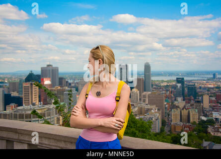 Blonde Frau in Montreal Downtown Skyline Stadtbild suchen Stockfoto