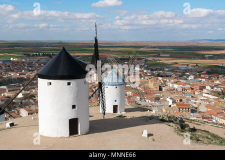 Madrid Reiseziel. Landschaft mit Windmühlen des Don Quijote. Historische Gebäude in Cosuegra Gebiet in der Nähe von Madrid, Spanien. Stockfoto