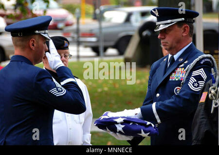 Tech. Sgt. Michael Swick (links), 179Th Airlift Wing Ehrengarde Manager und Chief Master Sgt. Thomas Jones, 179Th AW Befehl Chief, führen Sie eine Fahne - Falzen Zeremonie in 2013 vor der Richland County Courthouse in Mansfield, Ohio. Die Flagge - Faltung ist Teil einer wiederkehrenden Zeremonie durch die Richland County gemeinsame Veteranen des Rates, der das Programm für Bereich Veterane alle 21 Tage führt gefördert. Stockfoto