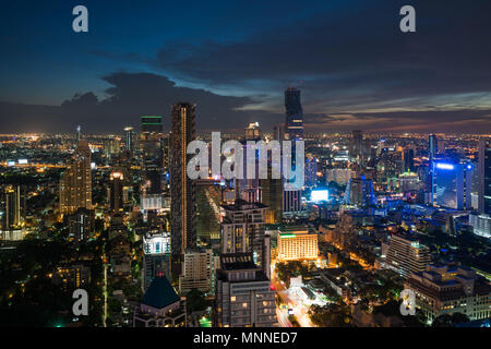 Modernes Gebäude im Geschäftsviertel von Bangkok in Bangkok City mit Skyline bei Nacht, Thailand. Stockfoto