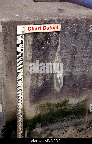 Ebbe oder Flut Personal auf einer Hafenmauer, Anzeigen chart Datum, durch Boote verwendet Wassertiefe zu bestimmen. Stockfoto