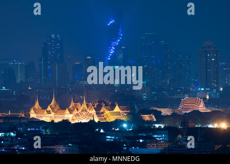 Grand Palace Bangkok Bangkok Stadt Wolkenkratzer in der Nacht in Bangkok, Thailand Stockfoto