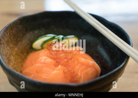 Lachs Ikura Don - Japanische Küche, Lachs und Reis sind in der Tabelle im japanischen Restaurant. Stockfoto