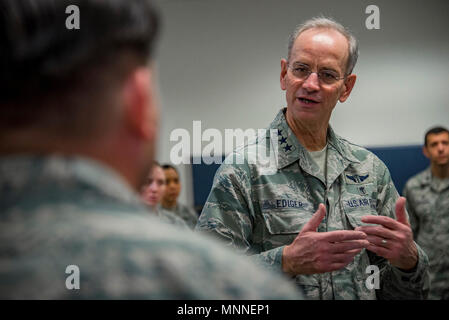 Maxwell AFB, Ala-Generalleutnant (Dr.) Mark Ediger, Surgeon General der Air Force, spricht aus der 42d Medizinische Logistik Büro an der Maxwell Klinik Flieger, Feb 7, 2018. (US Air Force Stockfoto