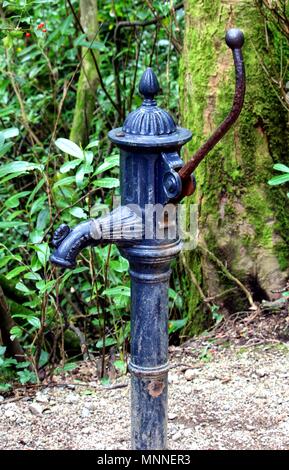 Altmodisches Bügeleisen Wasserpumpe für das Pumpen von Wasser aus einem unterirdischen Dampf oder gut genutzt. Stockfoto