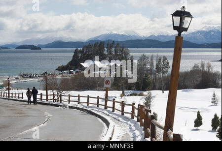 Wandern in den Straßen von Bariloche mit Schnee Stockfoto