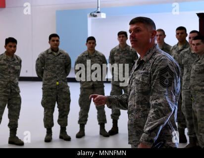 Chief Master Sgt. Patrick McMahon, U.S. Strategic Command älterer Soldat Führer, spricht mit 5 Aircraft Maintenance Squadron Flieger am Minot Air Force Base, N.D., Jan. 12, 2018. Bei seinem Besuch, McMahon sprach mit 5 Bombe Flügel Flieger und besuchten Einrichtungen, darunter eine B-52 H Stratofortress Static Display, der Dakota Inn Speisesaal und andere Einrichtungen an der Basis. Stockfoto