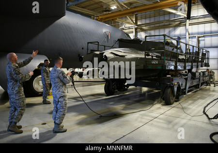 Chief Master Sgt. Patrick McMahon, Befehl älterer Soldat Führer, steuert ein Munition Handling Unit Trailer am Minot Air Force Base, N.D., Jan. 12, 2018. Bei seinem Besuch, McMahon sprach mit 5 Bombe Flügel Flieger und besuchten Einrichtungen, darunter eine B-52 H Stratofortress Static Display, der Dakota Inn Speisesaal und andere Einrichtungen an der Basis. Stockfoto