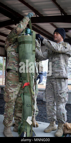 Ein Fallschirmjäger der 3. Brigade Combat Team zugewiesen, 82nd Airborne Division Züge bei der United States Army Advanced Airborne School in Fort Bragg, N.C. mit einer Stinger Missile springen Pack am 13. März. Die fallschirmjäger mit den spezialisierten Anlagen in Vorbereitung auf statische Verhalten geschult - Linie airborne Operations mit der Oberfläche-Rakete. Stockfoto