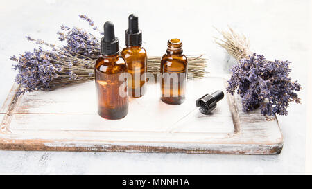 Wesentliche Lavendelöl und Blumen Stockfoto