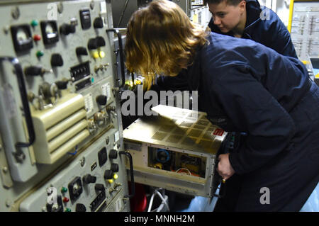 Meer (14. März 2018) Elektroniker/in 3 Klassen Morgan Weygant, Links, und Elektronik Techniker 3. Klasse Allison Bossert Communication Equipment aus einem Rack an Bord der Blue Ridge-Klasse Command und Control Schiff USS Mount Whitney (LCC 20) März 14, 2018 entfernen. Mount Whitney, Vorwärts- und Gaeta, Italien eingesetzt, arbeitet mit einer kombinierten Mannschaft der US Navy Military Sealift Command Segler und öffentlichen Dienst Seemänner. Stockfoto