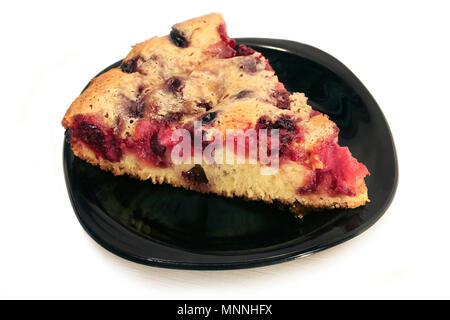 Ein Stück Kirschkuchen auf schwarzem Porzellan Untertasse auf weißem Hintergrund Stockfoto