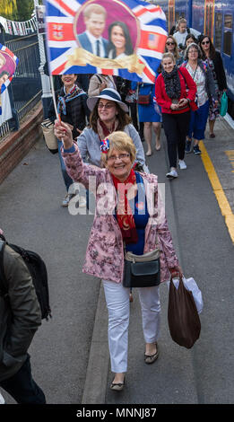 Royal Fans kommen an Windsor & Amp; Eton Riverside Bahnhof vor der Hochzeit von Prinz Harry und Meghan Markle. Stockfoto