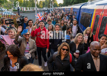 Royal Fans kommen vor der Hochzeit von Prinz Harry und Meghan Markle in Windsor & Eton Riverside Station an. Stockfoto