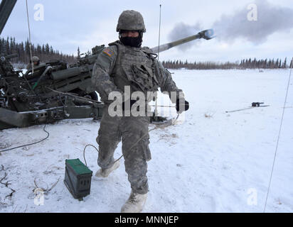 Pfc. Gerson Cortez, eine Kanone Crew in den 1 Stryker Brigade Combat Team zugewiesen, 25 Infanterie Division, 2nd Battalion, 14th Field Artillery Regiment feuert eine M 777 155mm Haubitze 15. März während eines Live Fire Training am Fort Greely, Alaska, als Teil der US-Armee Alaska Joint Force Land Befehl Komponente zur Unterstützung der alaskischen Befehl übung Arctic Edge 18 unter der Aufsicht des US Northern Command durchgeführt. Arctic Edge 2018 Ist eine Biennale, groß angelegte, gemeinsame - Training, Vorbereitung und Tests, die Fähigkeit des US-Militärs taktisch in der extremen Kälte zu betreiben - wir Stockfoto
