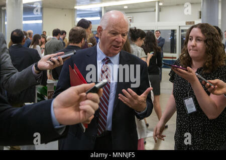 Senator Ben Cardin (D-MD) spricht mit Reportern in der U.S. Capitol U-Bahn auf dem Weg nach Stimmen an Mai 16., 2017. Stockfoto