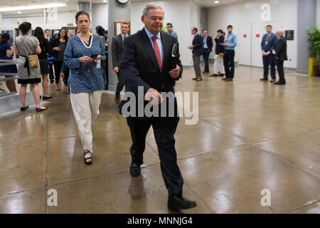 Senator Robert Menendez (D-NJ) tritt aus dem US Capitol U-Bahn auf dem Weg nach Stimmen an Mai 16., 2017. Stockfoto