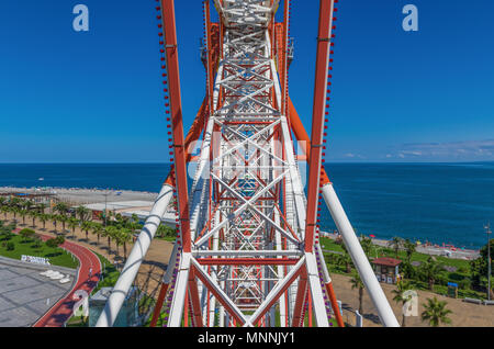 Batumi ist eine Stadt am Meer die georgische Las Vegas betrachtet. Eine der Hauptattraktionen ist der Panoramablick auf das Rad, von der aus Sie die gesamte Stadt sehen kann Stockfoto