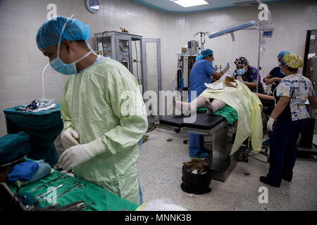 PUERTO Cortes, Honduras (16. März 2018) Hospital Corpsman 3. Klasse Mark Jimenez, von Las Vegas, bereitet sich vor einer bevorstehenden Operation in einer Puerto Cortes Op im Verlauf der weiteren Versprechen 2018. Us Naval Forces Southern Command/USA 4. Flotte hat eine Kraft entfaltet Auszuführen weiterhin Versprechen zivil-militärische Operationen durchzuführen, einschließlich humanitärer Hilfe, Ausbildung Engagements und medizinische, zahnmedizinische und veterinärmedizinische Unterstützung in einer Bemühung, US-Unterstützung und Engagement in Zentral- und Südamerika zu zeigen. Stockfoto