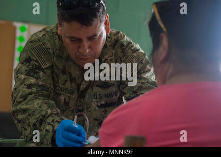 PUERTO Cortes, Honduras. (16. März 2018) Hospital Corpsman 1. Klasse Ignacio Garciavega nimmt eine Blutprobe aus einer Honduranischen Patienten am Franklin D. Roosevelt Schule im Verlauf der weiteren Versprechen 2018. Us Naval Forces Southern Command/USA 4. Flotte hat eine Kraft entfaltet Auszuführen weiterhin Versprechen zivil-militärische Operationen durchzuführen, einschließlich humanitärer Hilfe, Ausbildung Engagements und medizinische, zahnmedizinische und veterinärmedizinische Unterstützung in einer Bemühung, US-Unterstützung und Engagement in Zentral- und Südamerika zu zeigen. Stockfoto