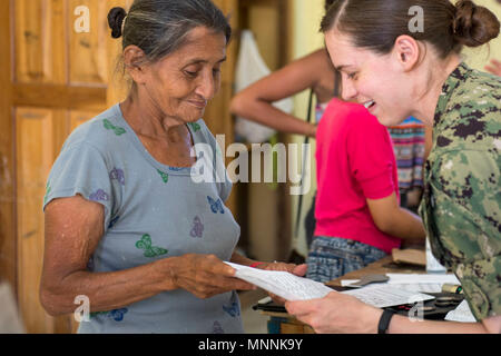 PUERTO Cortes, Honduras. (16. März 2018) Leutnant Amber Egbert erklärt ein Auge Rezept zu einer Honduranischen Patienten am Franklin D. Roosevelt Schule in Puerto Cortes, Honduras im Verlauf der weiteren Versprechen 2018. Us Naval Forces Southern Command/USA 4. Flotte hat eine Kraft entfaltet Auszuführen weiterhin Versprechen zivil-militärische Operationen durchzuführen, einschließlich humanitärer Hilfe, Ausbildung Engagements und medizinische, zahnmedizinische und veterinärmedizinische Unterstützung in einer Bemühung, US-Unterstützung und Engagement in Zentral- und Südamerika zu zeigen. Stockfoto
