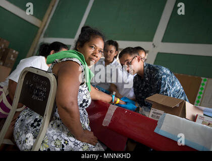 PUERTO Cortes, Honduras (16. März 2018) Hospital Corpsman 3. Klasse Aaron Aslam zeichnet Blut aus einer Honduranischen Patienten am Franklin D. Roosevelt Schule in Puerto Cortes, Honduras im Verlauf der weiteren Versprechen 2018. Us Naval Forces Southern Command/USA 4. Flotte hat eine Kraft entfaltet Auszuführen weiterhin Versprechen zivil-militärische Operationen durchzuführen, einschließlich humanitärer Hilfe, Ausbildung Engagements und medizinische, zahnmedizinische und veterinärmedizinische Unterstützung in einer Bemühung, US-Unterstützung und Engagement in Zentral- und Südamerika zu zeigen. Stockfoto
