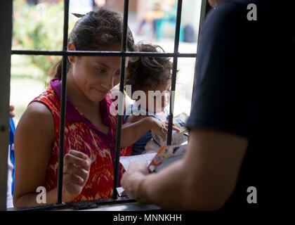 PUERTO Cortes, Honduras (16. März 2018) einen Honduranischen Frau und ihr Sohn füllen Rezept in der Franklin D. Roosevelt Schule in Puerto Cortes, Honduras im Verlauf der weiteren Versprechen 2018. Us Naval Forces Southern Command/USA 4. Flotte hat eine Kraft entfaltet Auszuführen weiterhin Versprechen zivil-militärische Operationen durchzuführen, einschließlich humanitärer Hilfe, Ausbildung Engagements und medizinische, zahnmedizinische und veterinärmedizinische Unterstützung in einer Bemühung, US-Unterstützung und Engagement in Zentral- und Südamerika zu zeigen. Stockfoto