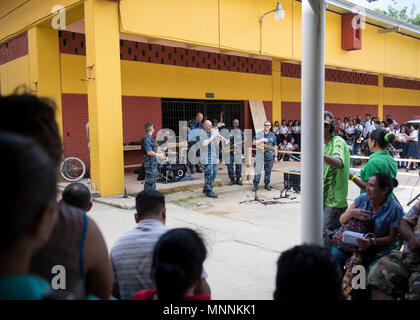 PUERTO Cortes, Honduras (16. März 2018) die Mitglieder der US-Flotte Kräfte Band für Patienten und Studenten an der Franklin D. Roosevelt Schule in Puerto Cortes, Honduras im Verlauf der weiteren Versprechen 2018 durchführen. Us Naval Forces Southern Command/USA 4. Flotte hat eine Kraft entfaltet Auszuführen weiterhin Versprechen zivil-militärische Operationen durchzuführen, einschließlich humanitärer Hilfe, Ausbildung Engagements und medizinische, zahnmedizinische und veterinärmedizinische Unterstützung in einer Bemühung, US-Unterstützung und Engagement in Zentral- und Südamerika zu zeigen. Stockfoto